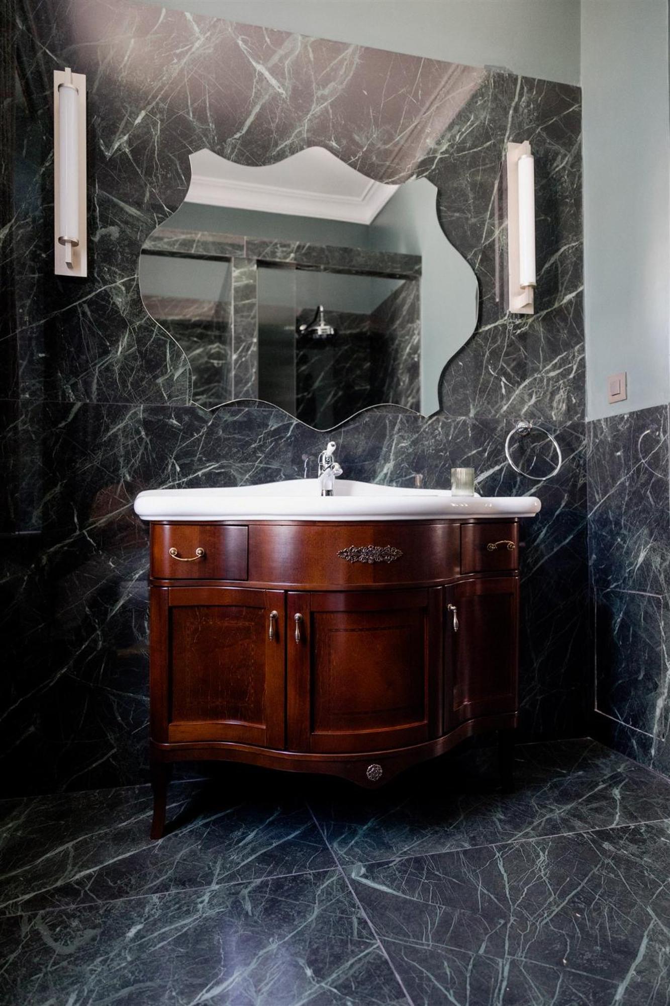 Bed & Breakfast Victoria Mansion A Luxurious Neoclassical Experience *